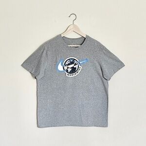 Nike Worldwide Globe Logo Graphic Gray T Shirt Men’s size Large